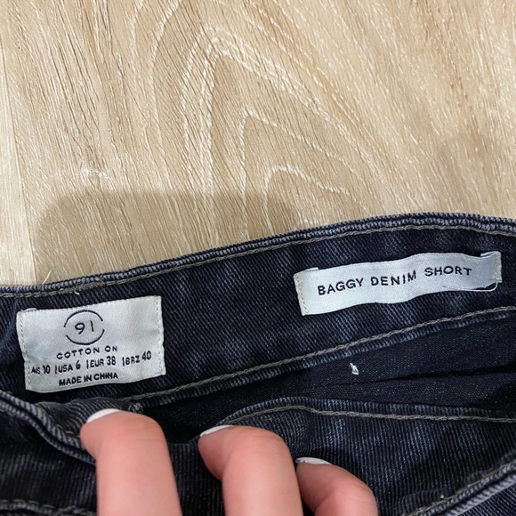 Cotton on Baggy Denim shorts in black - Picture 3 of 3